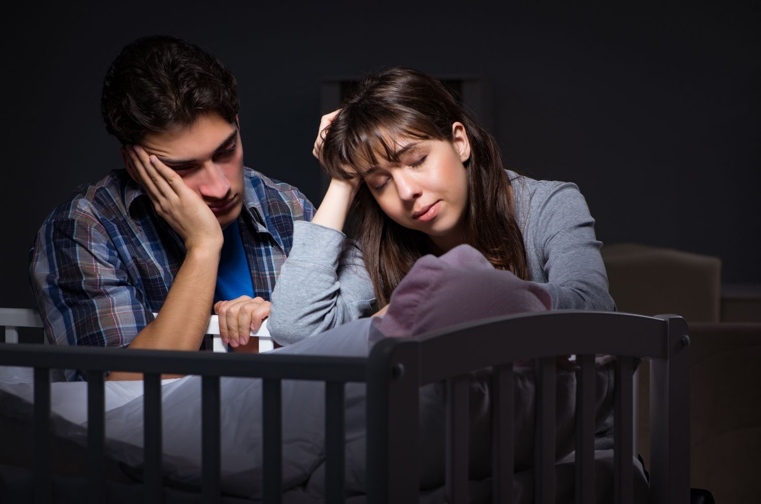 Manque de sommeil avec bébé ? Comment bien dormir quand on est jeunes parents